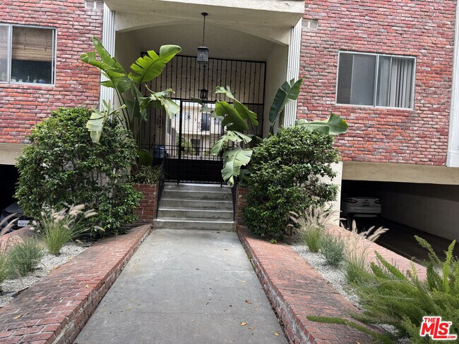 Building Photo - 2803 Arizona Ave
