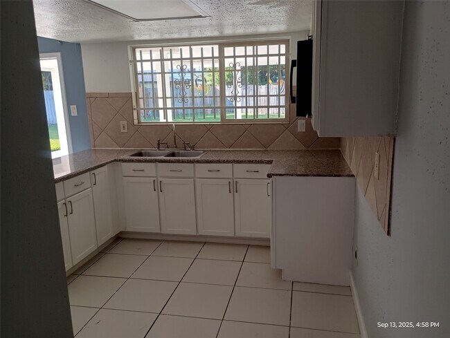 Building Photo - 2722 Lower Valley Dr