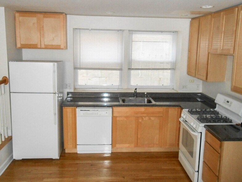 Building Photo - 3927 N Pine Grove Ave