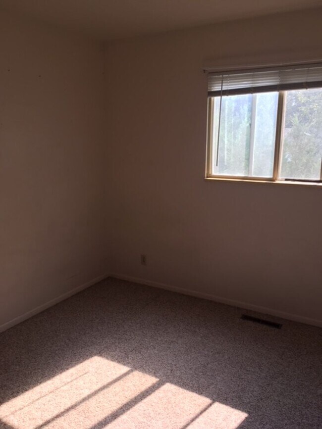 Building Photo - Space, Comfort & Convenience in One Great Home