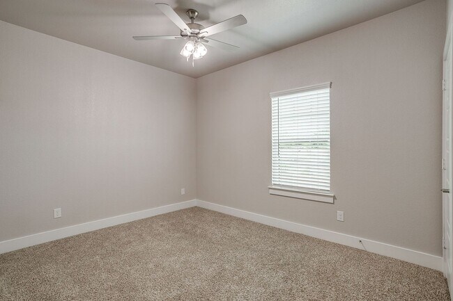 Building Photo - *BACK TO SCHOOL MOVE IN SPECIAL*