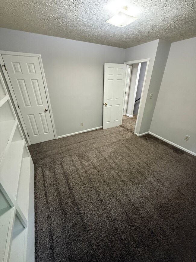 Building Photo - 2 Bedroom- 1 1/2 bathroom- Townhouse Apartment in West Rome