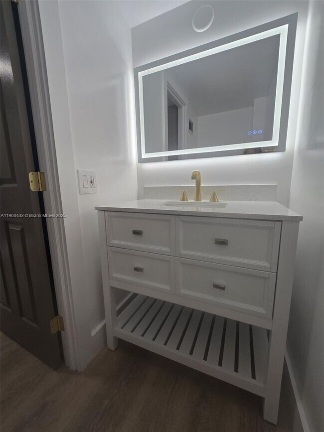 Building Photo - 9800 W Bay Harbor Dr