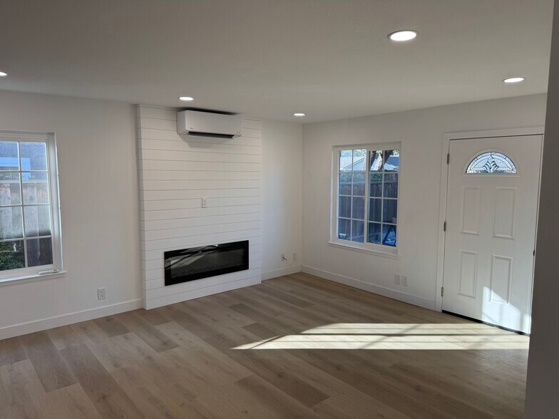 Living room - 2721 Mosswood Dr