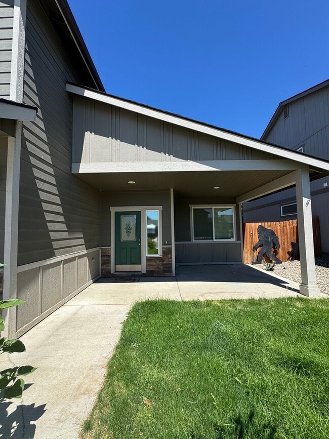 Building Photo - Spacious 5-Bedroom Home with Bonus Living ...