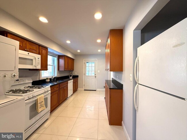 Building Photo - 701 N Vermont St