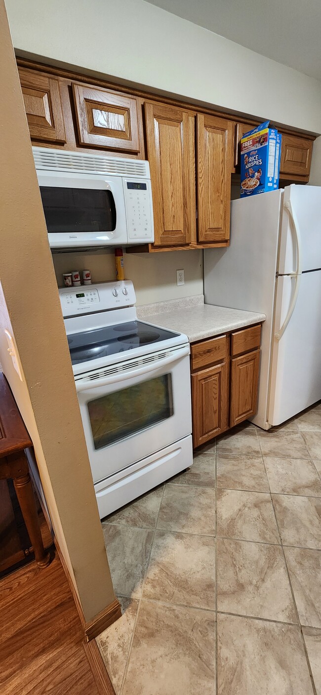 Kitchen Stove and Refrigerator - 524 Marshal Ct