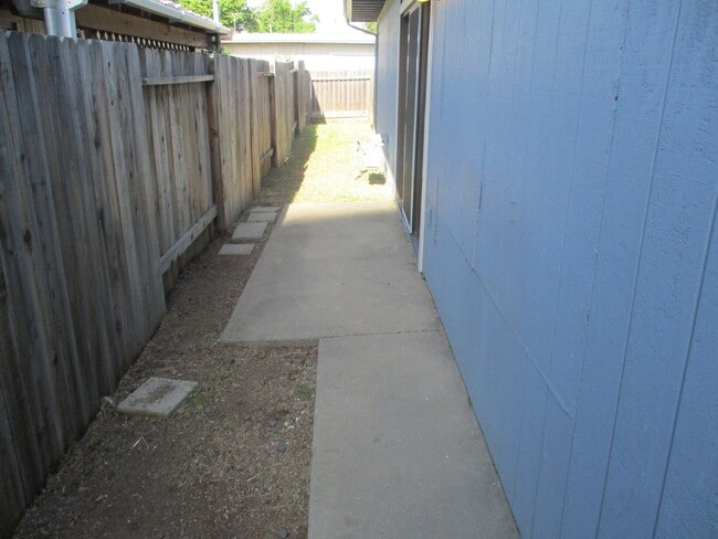 Building Photo - NICE 2 BEDROOM DUPLEX!
