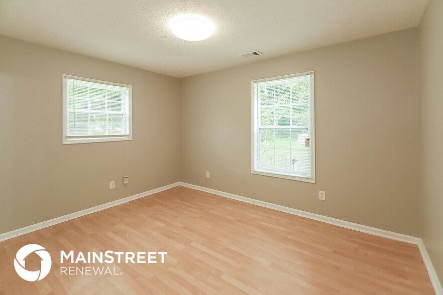 Building Photo - 693 Oak Dr