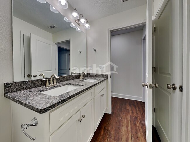 Building Photo - 914 Tan Tara Trl