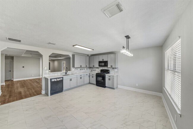 Building Photo - 1111 Kingbriar Cir