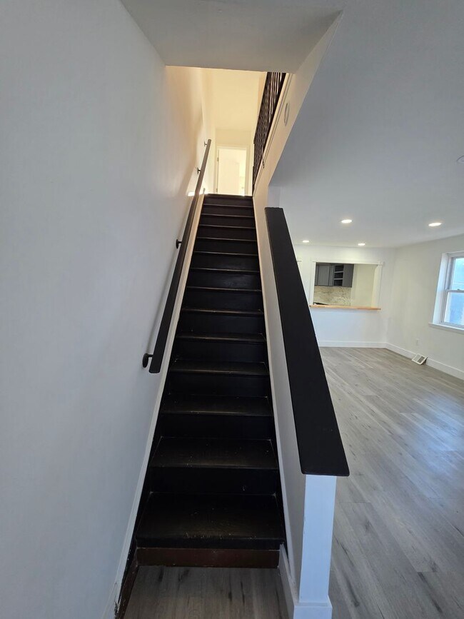 Building Photo - Just Renovated! Charming 3-Bedroom Home in...