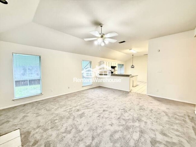 Building Photo - Ready for Move-In! Established neighborhoo...