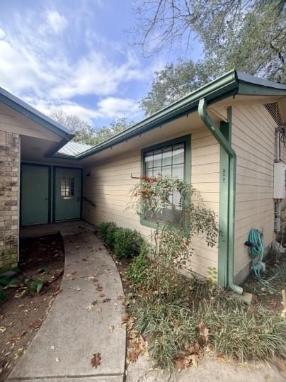 Building Photo - 728 W San Antonio St