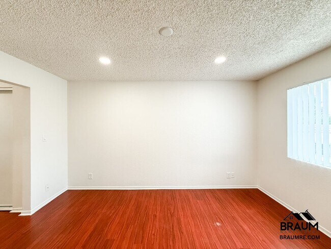 Building Photo - 221 W Elm Ave