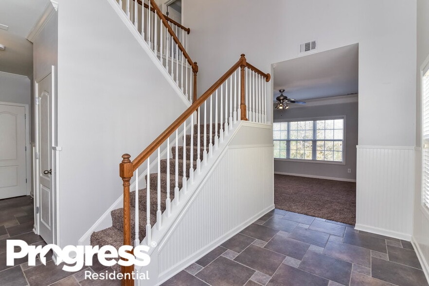 Building Photo - 6522 Silk Tree Pointe
