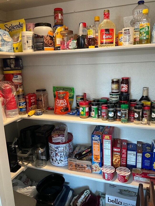 Building Photo - Renovated 3 Bedroom/ 1.5 Bath in Great Neiborhood