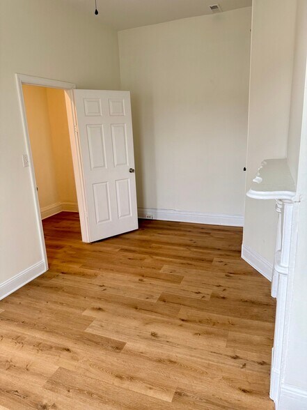 Building Photo - 217 W 11th St