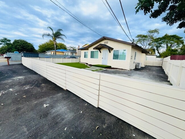 Building Photo - Remodeled 3 bedroom 2 Bath house