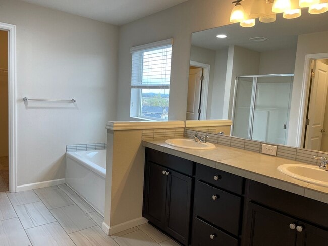 Building Photo - Beautiful 4 Bedroom 2.5 Bath Home Located ...