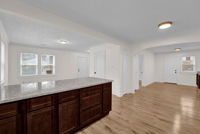 Building Photo - Recently Renovated Brick Home Located Minutes away from Memphis International Airport!