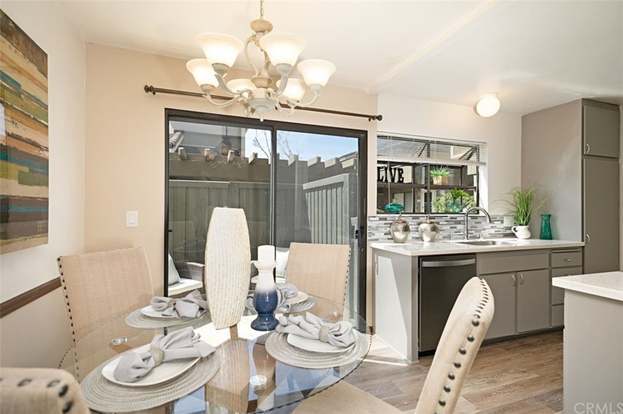 Building Photo - 323 Streamwood-