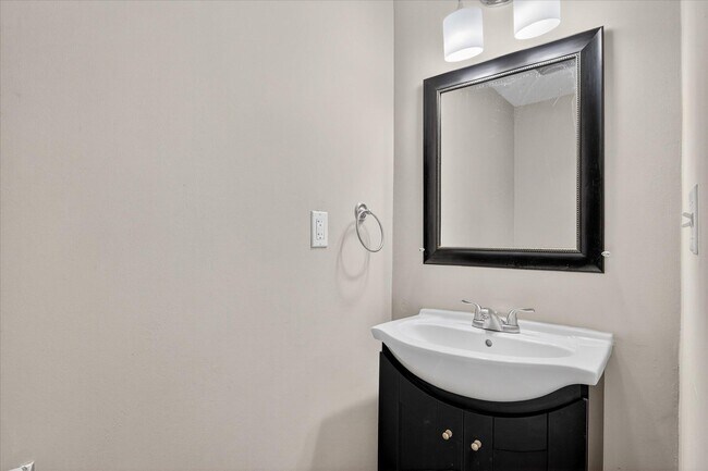 Building Photo - 41070 Southwind Dr