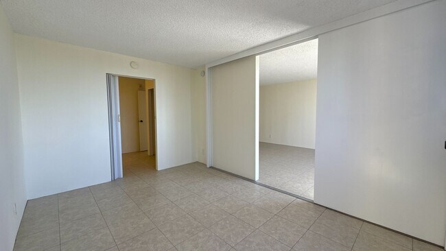 Building Photo - Convenient Downtown  1 Bed 1 Bath 1 Parking in the Kukui Plaza