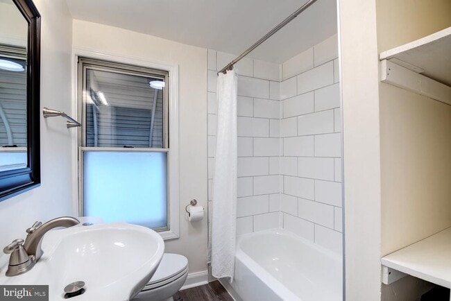 Building Photo - 1909 W 8th St