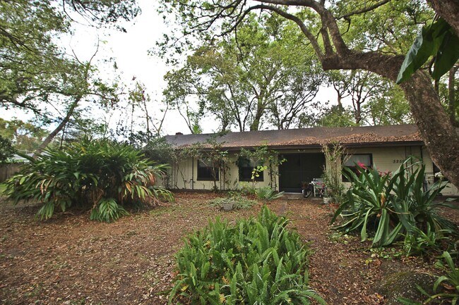 Building Photo - Cozy 1/1 duplex unit on a large lot - Available in June.