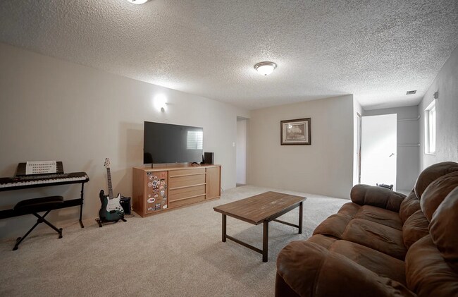 Building Photo - Single Family Home | 3 Bed 3 Bath /w walko...