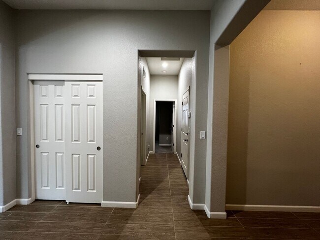 Building Photo - Beautiful 3 Bed, 2 Bath home in highly des...