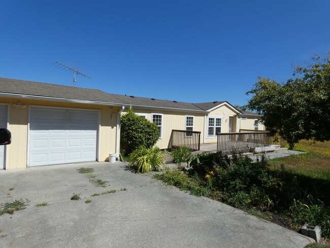 Building Photo - APPLICATION PENDING **Country Living**