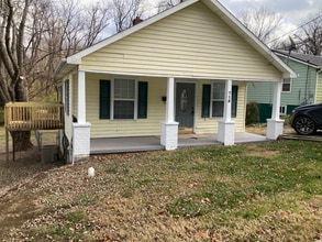 Building Photo - 715 E Maple St