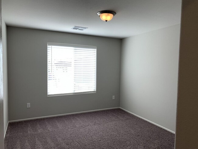 Building Photo - Beautiful 5 bedroom home