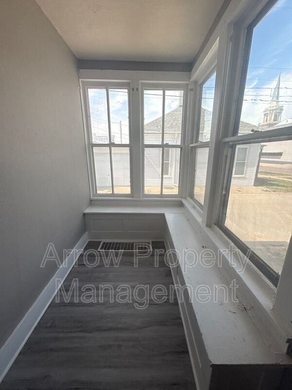 Building Photo - 715 Ella St