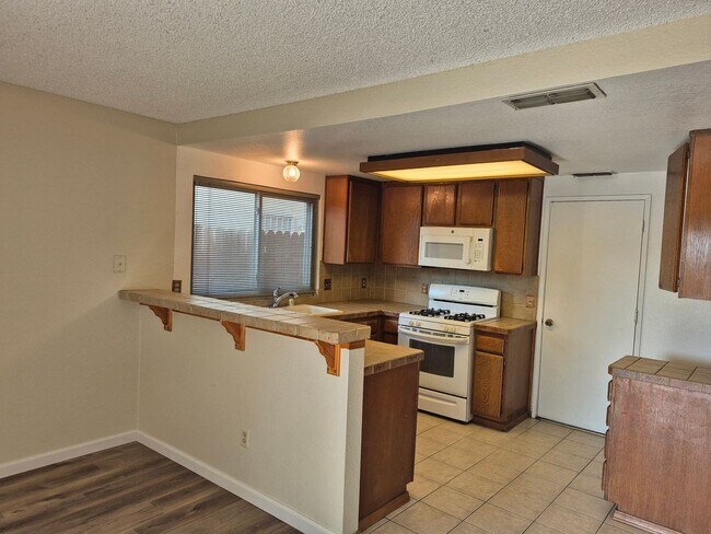 Building Photo - Adorable 3 bedroom 2.5 bath home