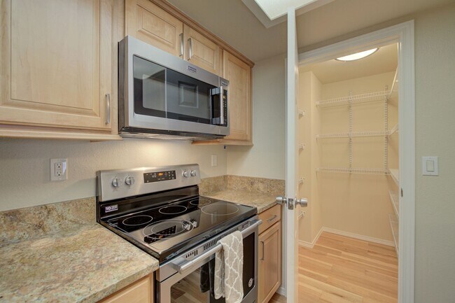 Building Photo - 2Bd/1Ba Bellevue Condo