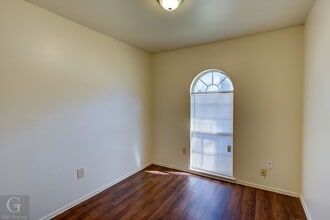 Building Photo - 3 Bedroom 1.5 bathroom