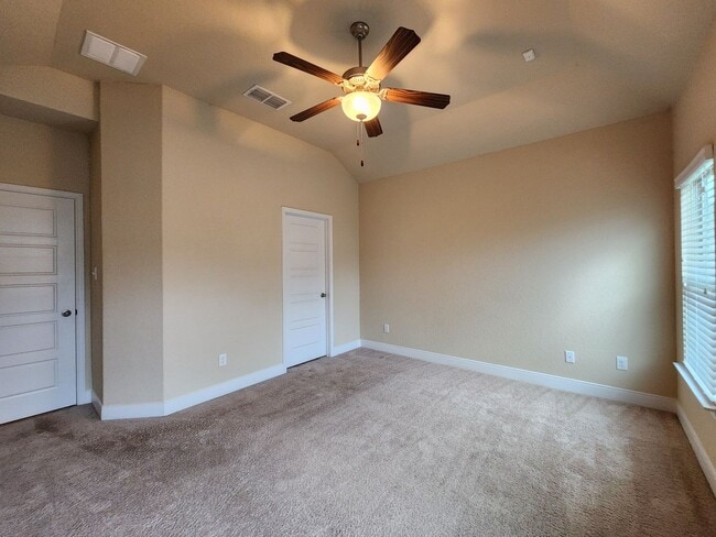 Building Photo - Walk to Historic Gruene / Fridge Included/ Gas Cooking / Fenced in Yard / CISD