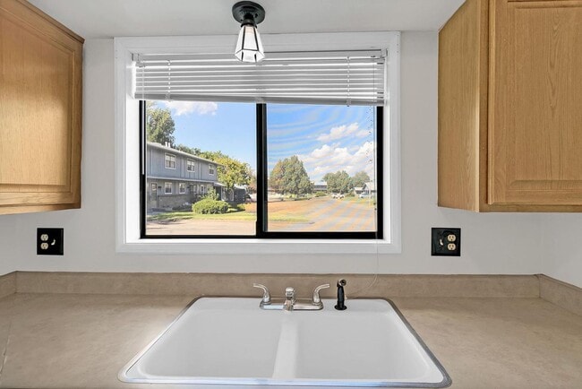 Building Photo - 2 Bedroom Condo near CMU