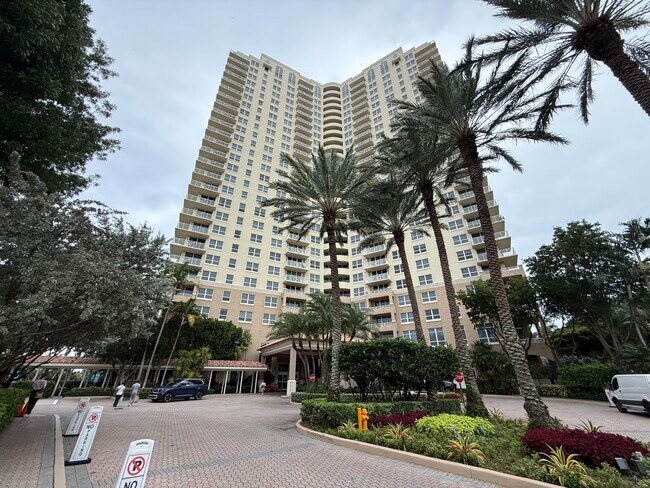 Building Photo - 19501 W Country Club Dr