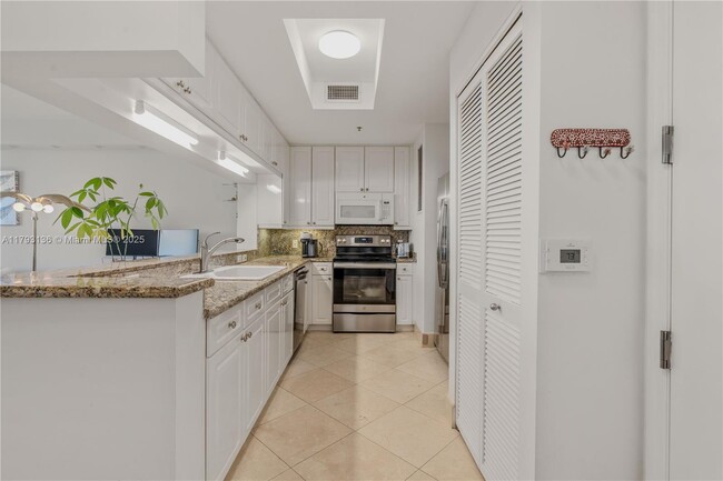 Building Photo - 808 Brickell Key Dr