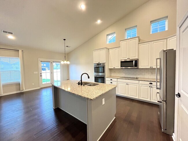 Building Photo - Stylish 3-Bed Home with Bonus Room & Private Backyard
