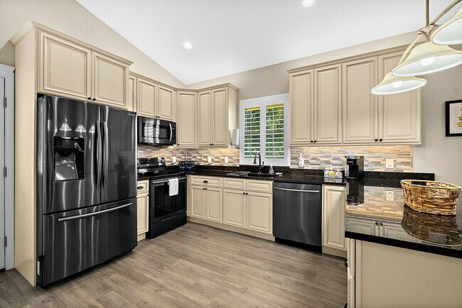 Building Photo - 104 Cedar St