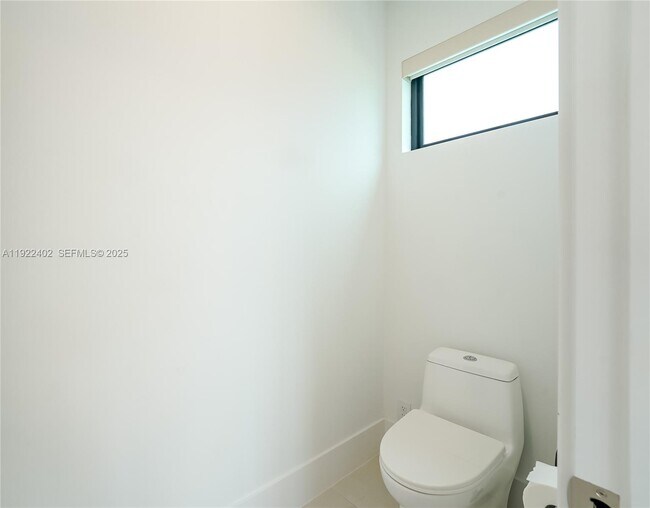 Building Photo - 333 NE Spanish Ct