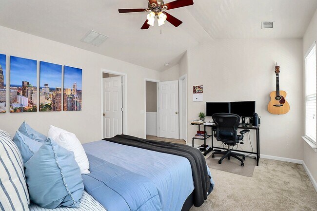 Building Photo - South Park Townhome for Rent!