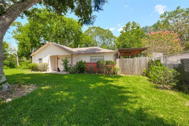 Building Photo - 3627 Thistle St