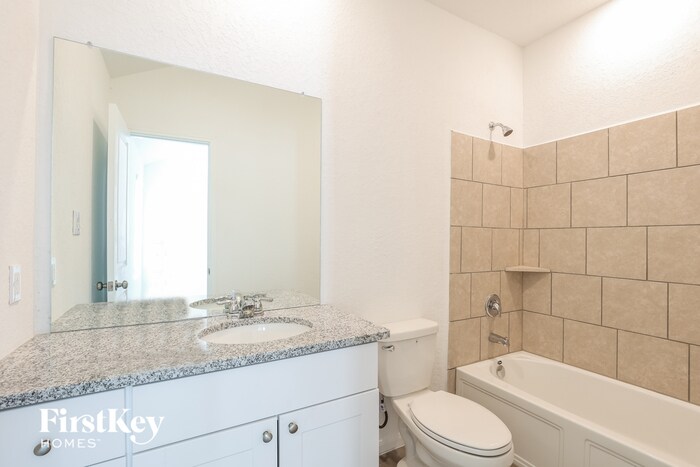 Building Photo - 10626 Vinateros Dr