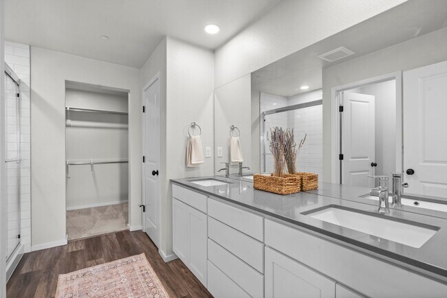 Building Photo - Start a Lease by 12/1 and Receive a $500 R...